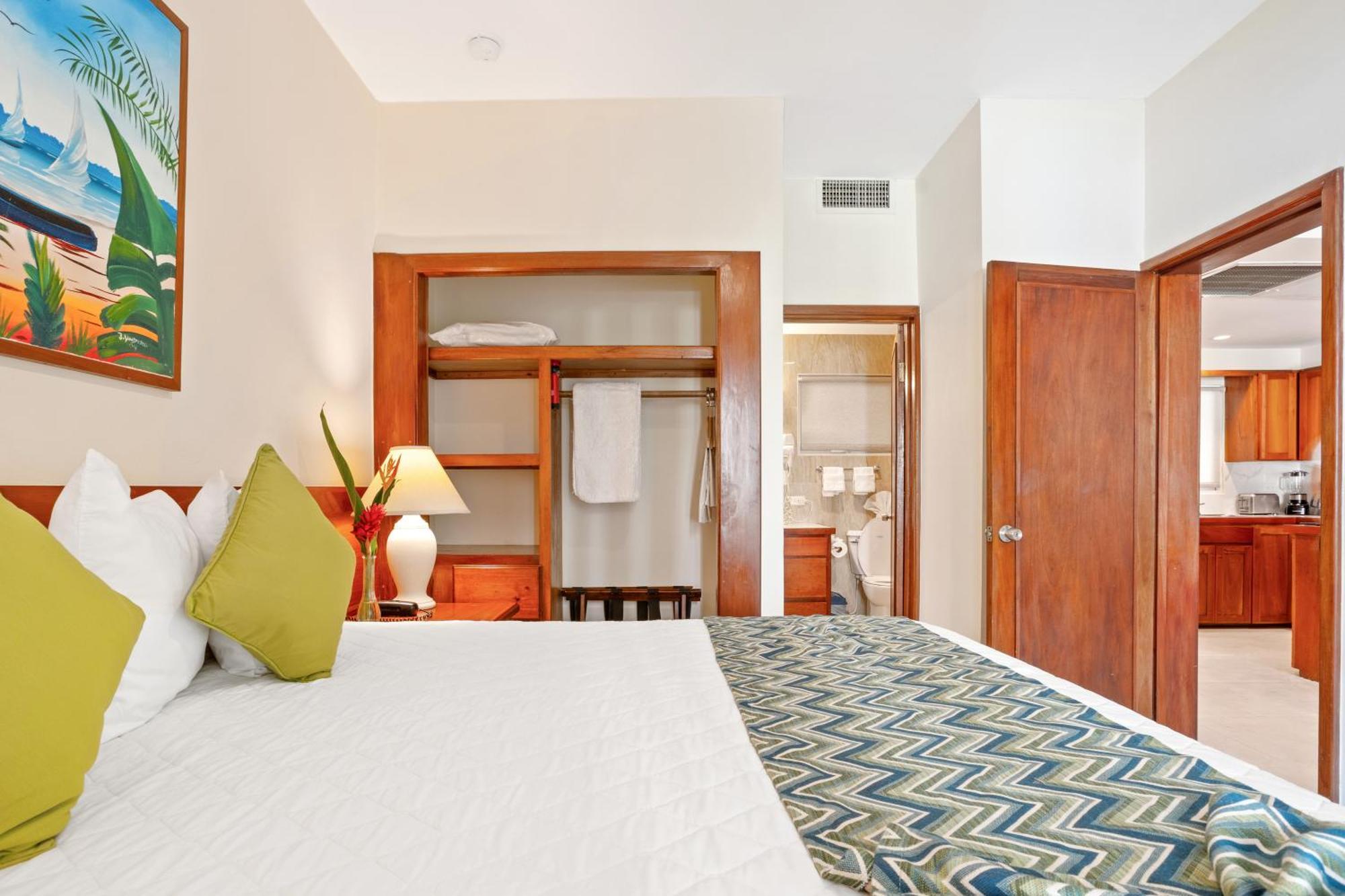 SunBreeze Suites San Pedro  Exterior foto